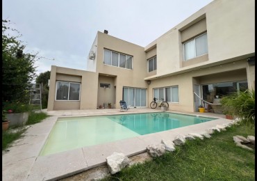 Vendo casa 4 dormitorios, jardin, pileta. Barrio Punta Chacra